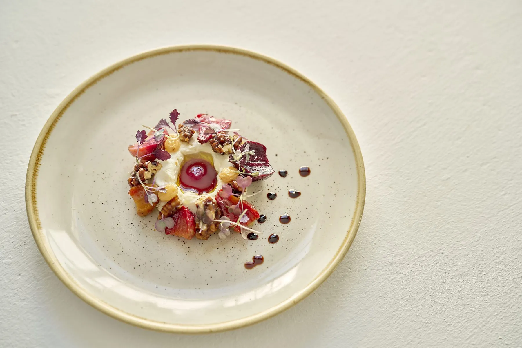 Seasonal pastry plate with fruit, cream and crumble